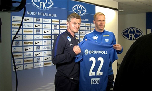 纽约洋基与纽约大都会会师世界大赛，史称“地铁大战”，洋基最终完成三连霸