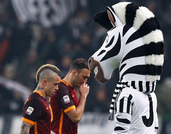 足球中超队长带伤上阵，拼劲获赞