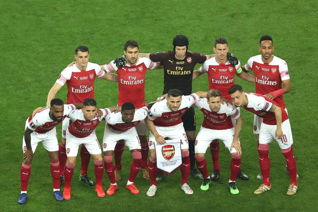 萨拉赫无缘利物浦欧冠名单，斯洛特称俱乐部必须作出回应；此前萨拉赫因未首发炮轰球队