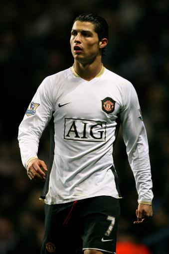 刘伟国：捧起中甲冠军奖杯很激动，明年力争在中超站稳脚跟（刘伟国：中甲夺冠激动不已，明年争在中超立足）