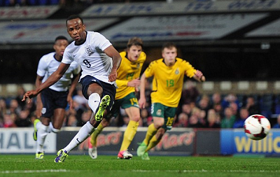 足球中超球队宣布签下五大联赛中场悍将（中超俱乐部官宣引进五大联赛中场强援）